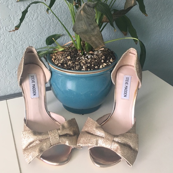 Steve Madden Gold Heels with Bow - Picture 1 of 4